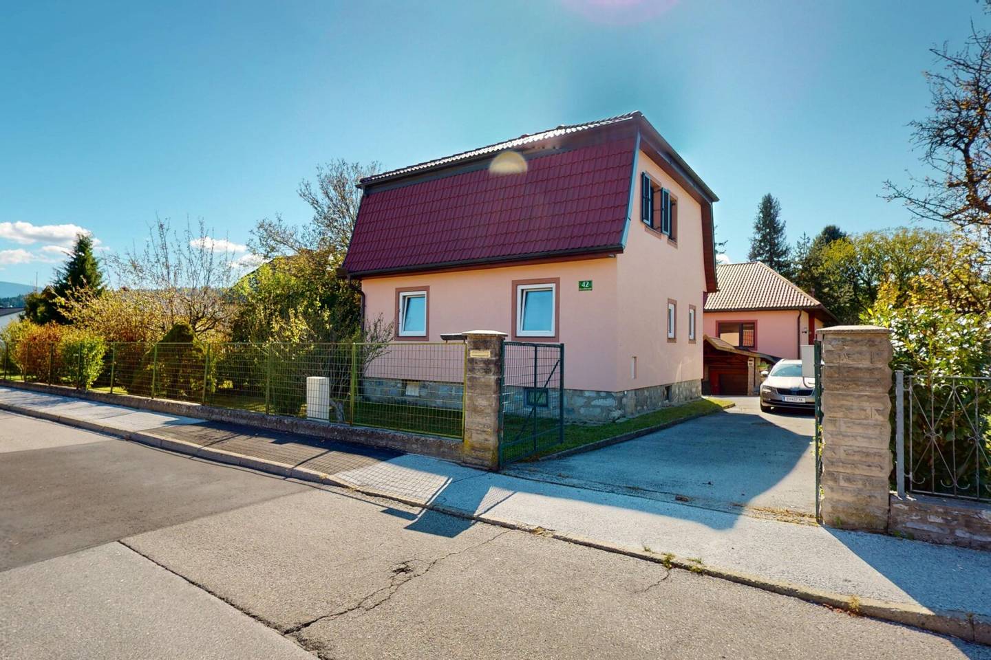 Multi family living in its most beautiful form with rarity value: Two houses on a dream site in a splendid location of Pichling bei Köflach