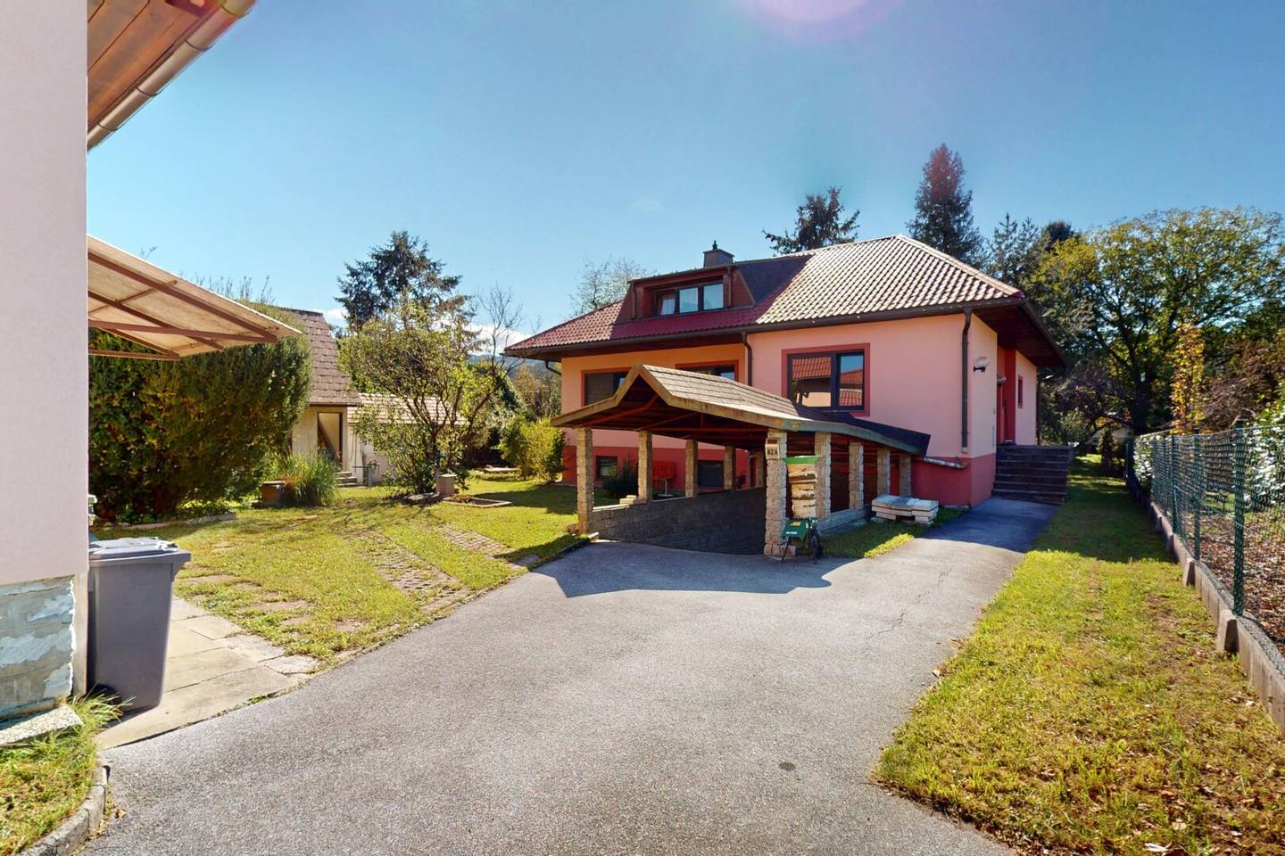 Multi family living in its most beautiful form with rarity value: Two houses on a dream site in a splendid location of Pichling bei Köflach
