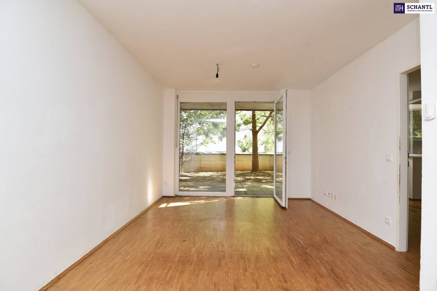 Rarity: Raised garden apartment with south orientation – currently under renovation, available from November