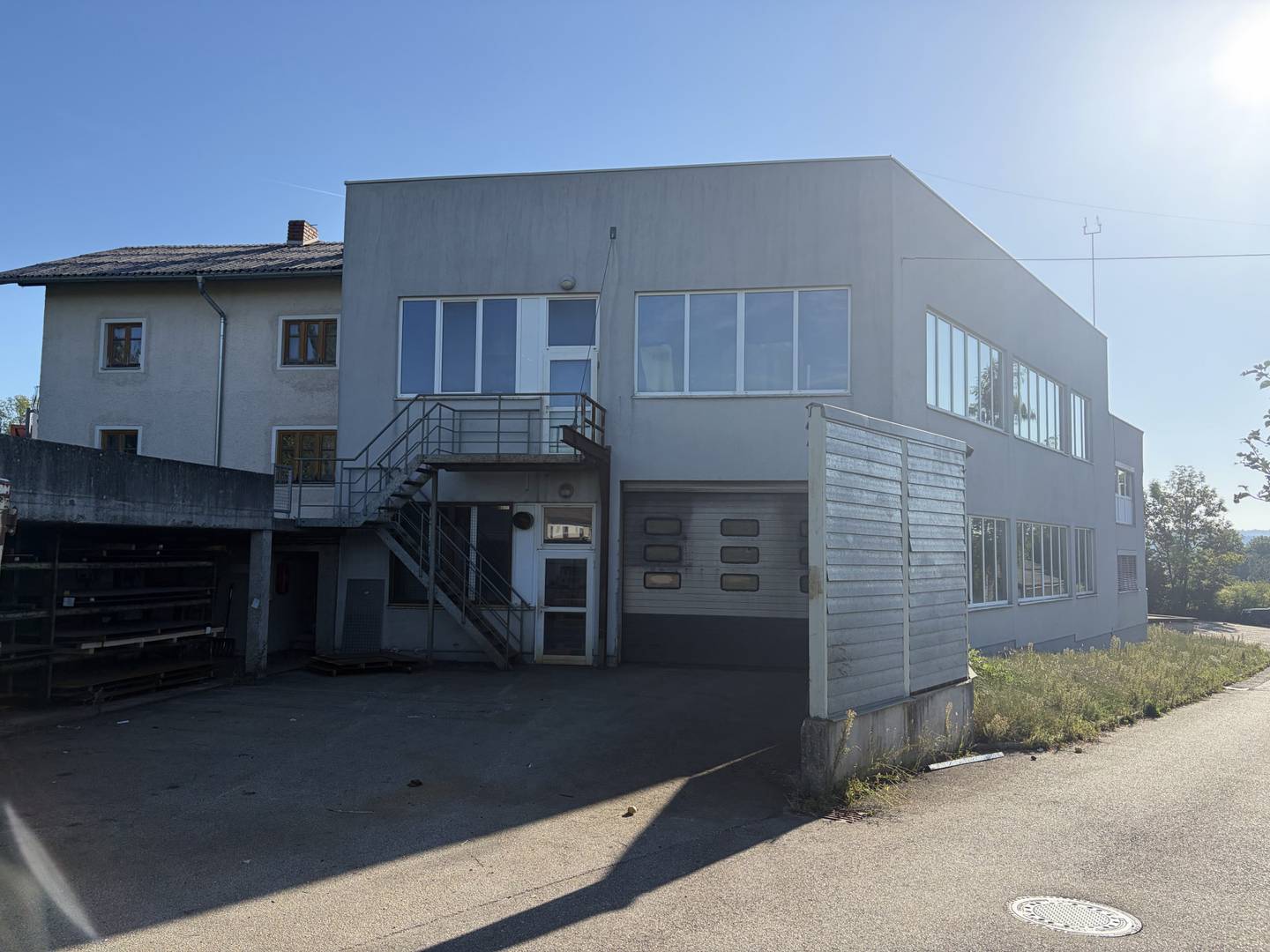 Spacious production halls with residential apartment