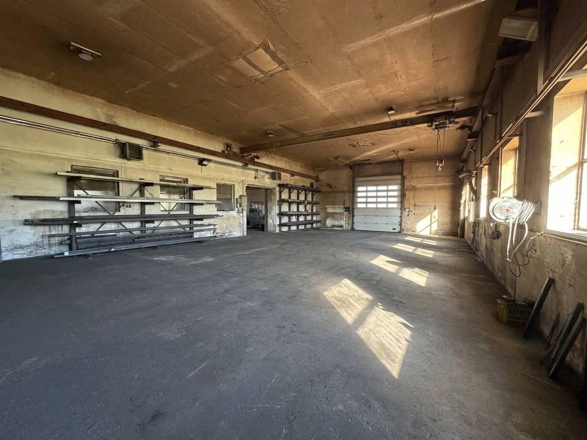 Spacious production halls with residential apartment
