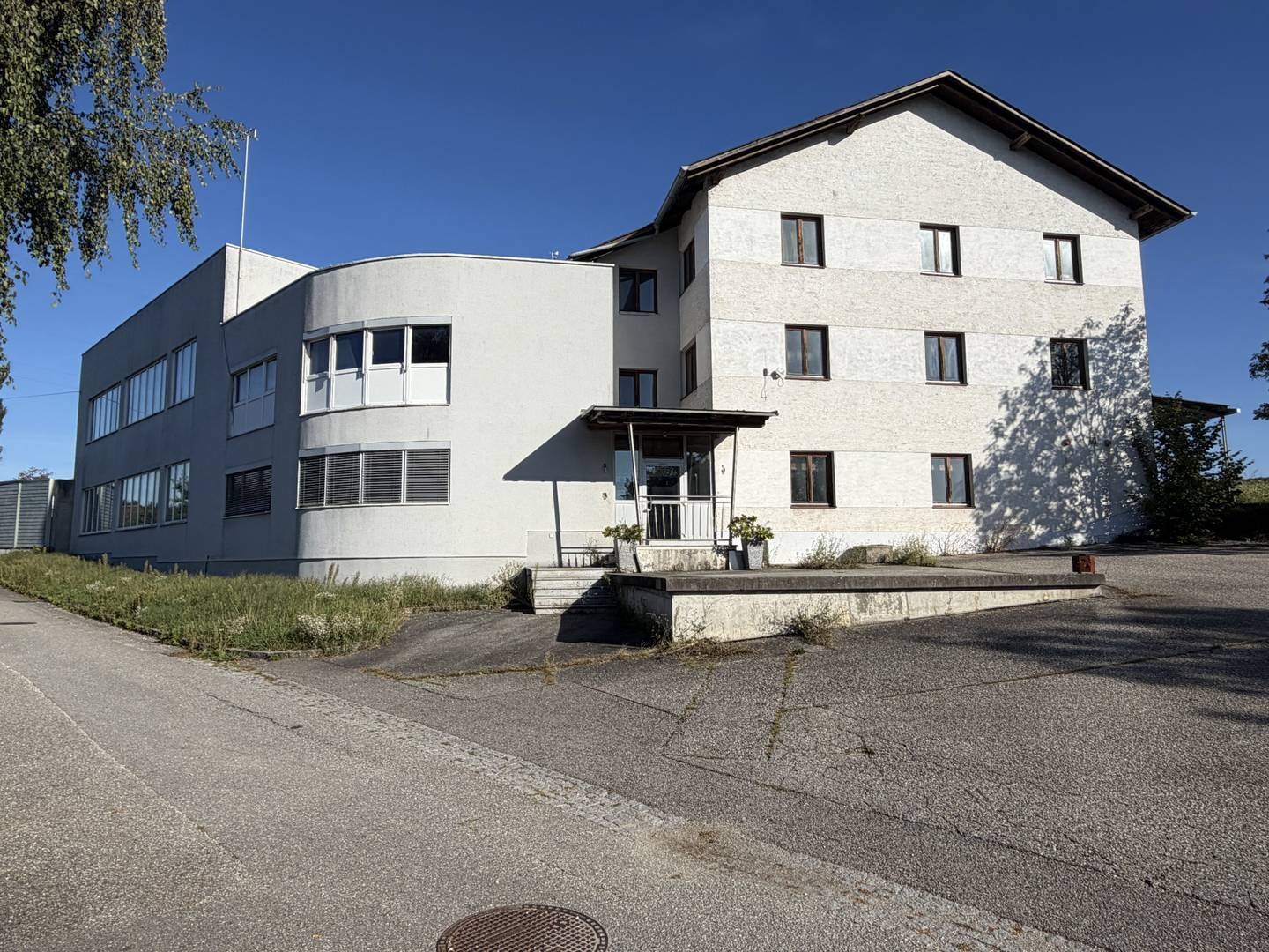 Spacious production halls with residential apartment