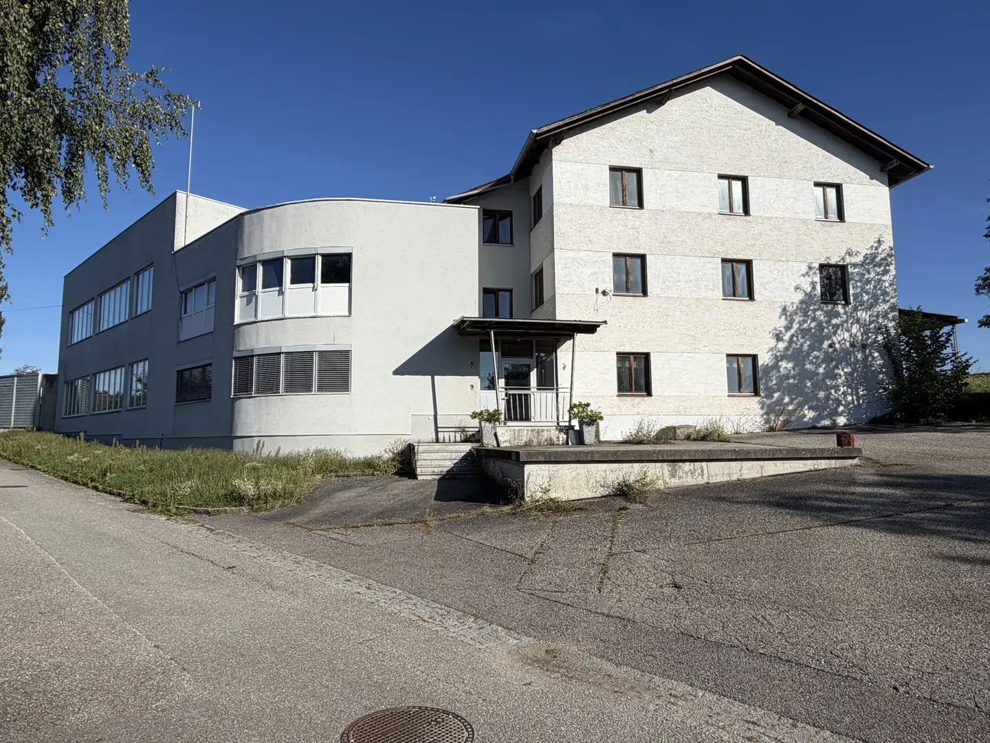 Spacious production halls with residential apartment