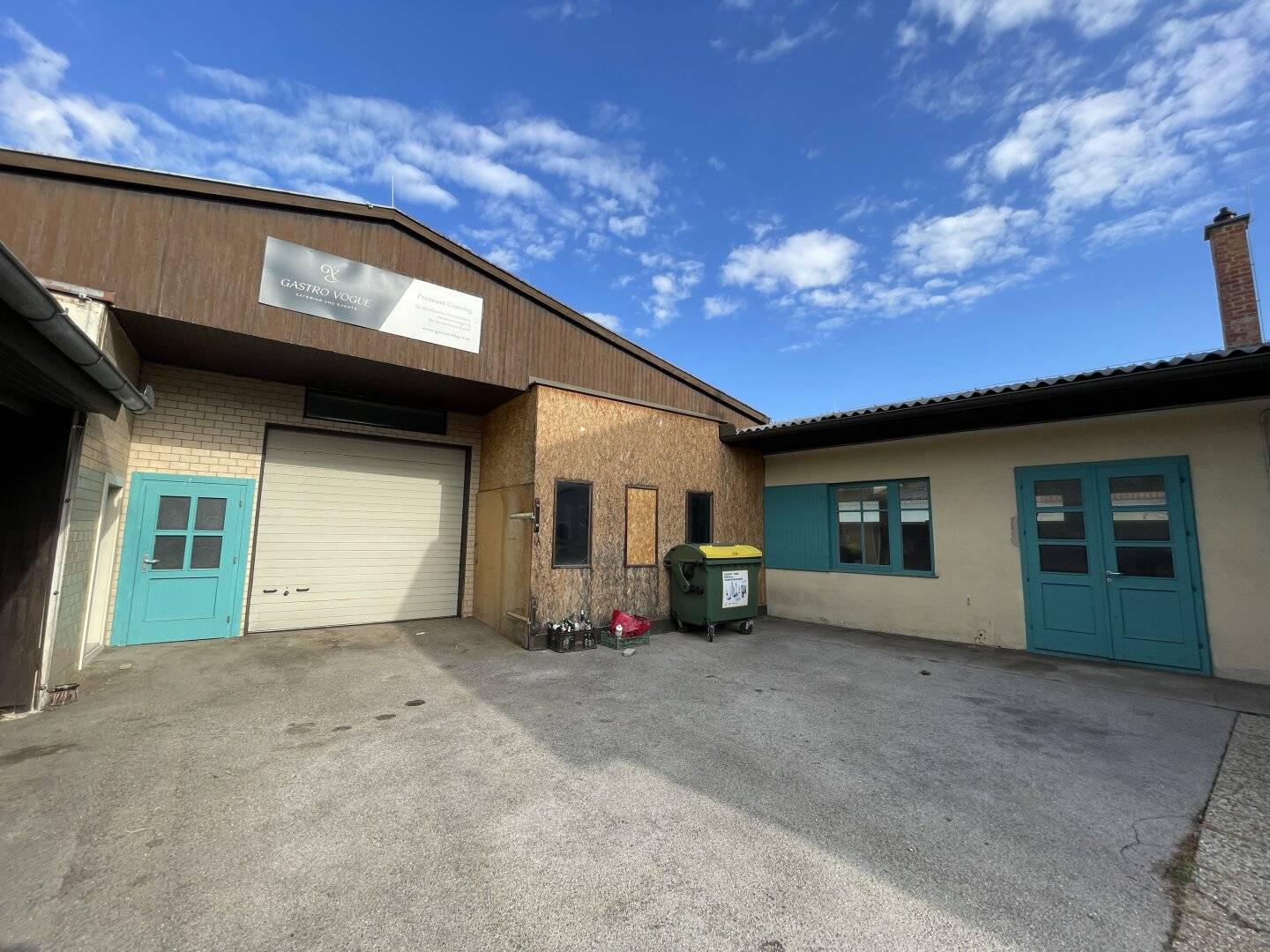 Commercial property with 500 m² hall, office and loading yard in Schattendorf