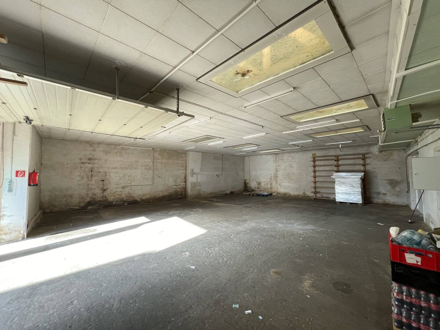 Commercial property with 500 m² hall, office and loading yard in Schattendorf