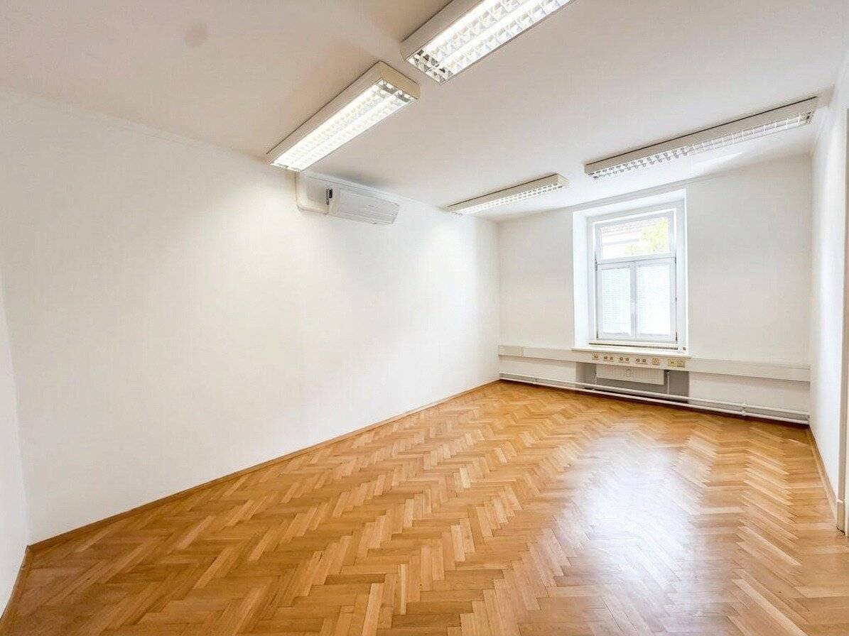 Modern. Central. Comfortable. – 3-room office/practice in Bruck an der Mur
