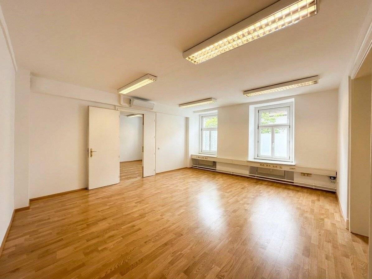Modern. Central. Comfortable. – 3-room office/practice in Bruck an der Mur