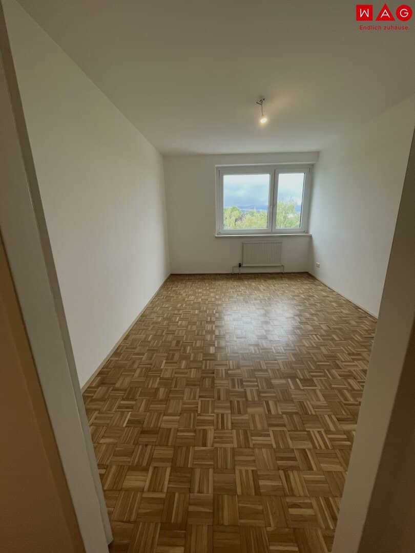 Very inviting, spacious 2-room apartment with loggia! In the Niedernhart/Spallerhof district directly next to the Vital and shopping center Muldenstraße!