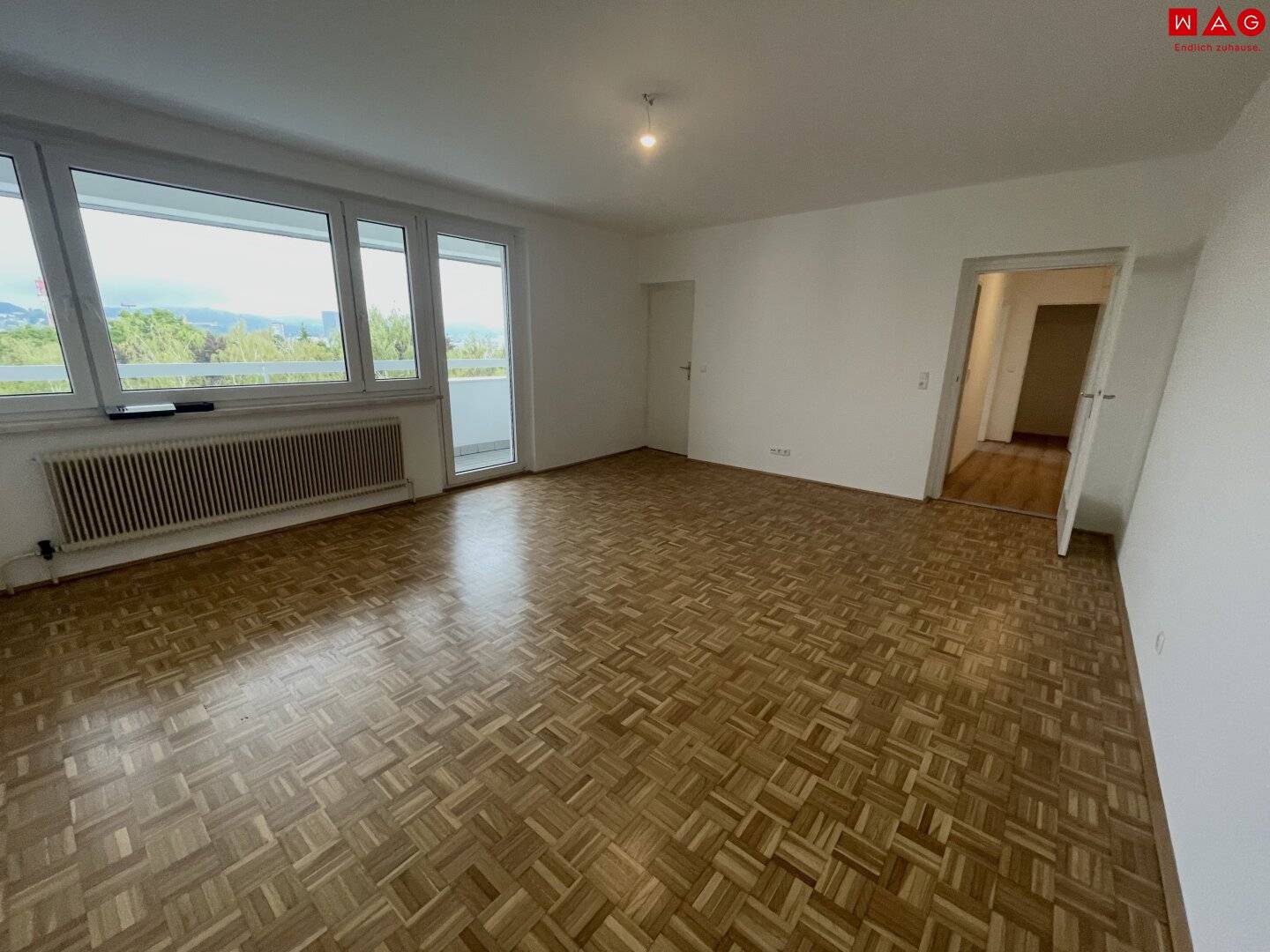 Very inviting, spacious 2-room apartment with loggia! In the Niedernhart/Spallerhof district directly next to the Vital and shopping center Muldenstraße!