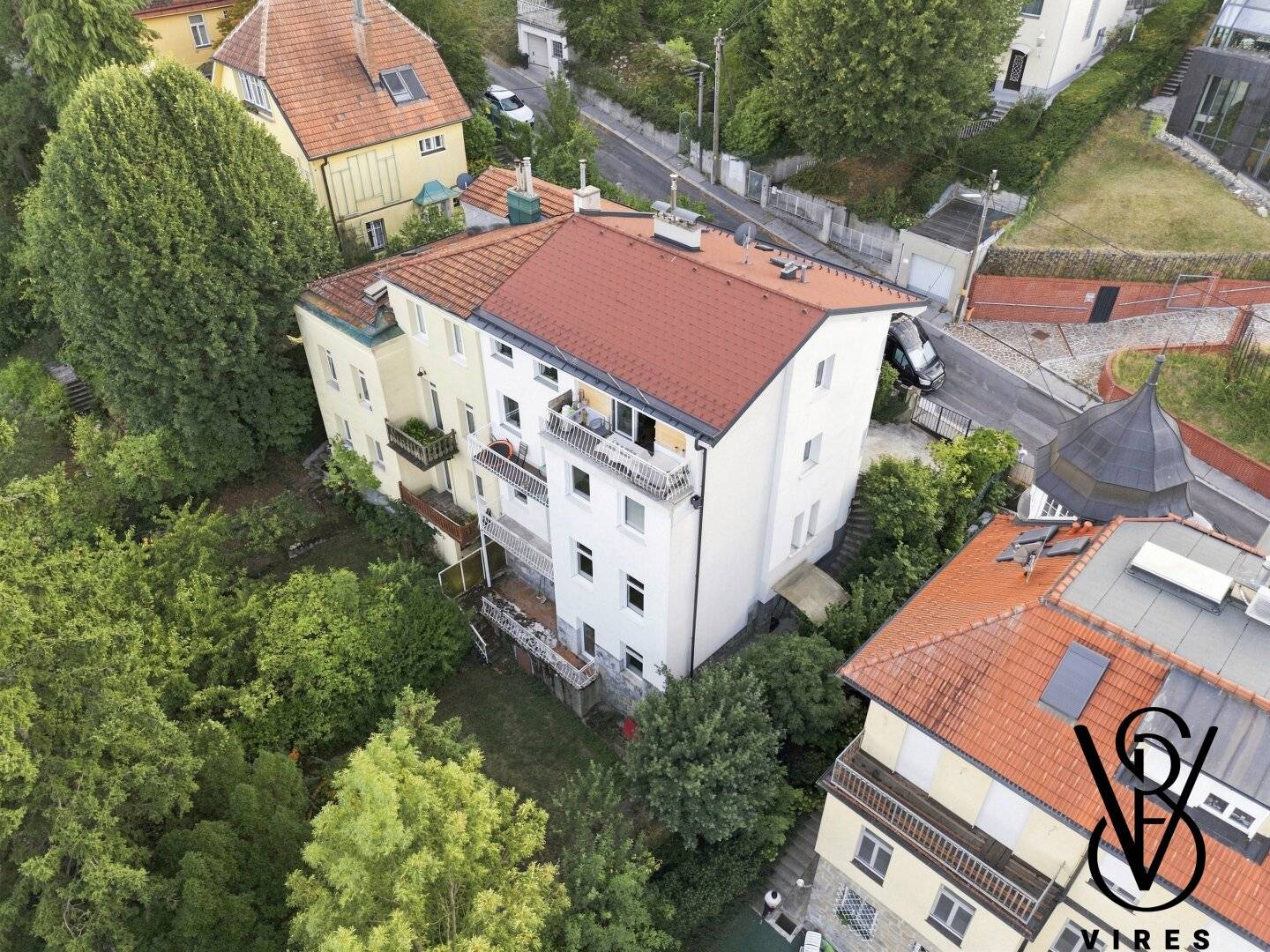 Nach über 60 Jahren in Familienhand: Villa mit 4 Wohnungen, Garten und Fernblick am Wienerwaldrand