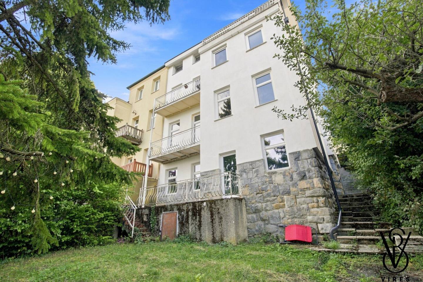 Gartenfassade mit Natursteinsockel, Terrassen, Loggia und Balkon