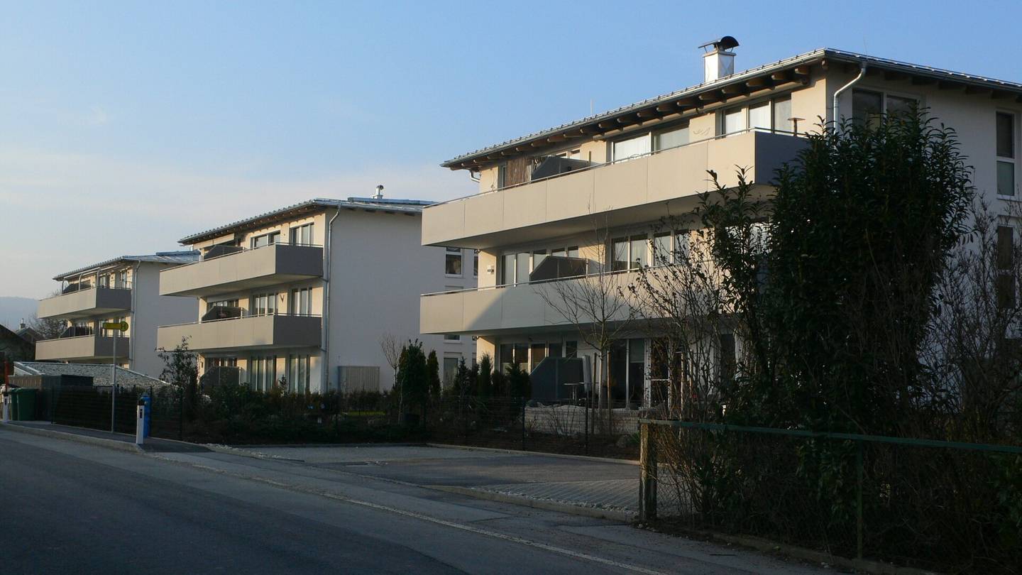 Trendige 2 Zi. Wohnung Mondsee/Schlössl mit sonnigem Westbalkon, Lift, Tiefgaragenplatz und PKW-Stellplatz ! ! !