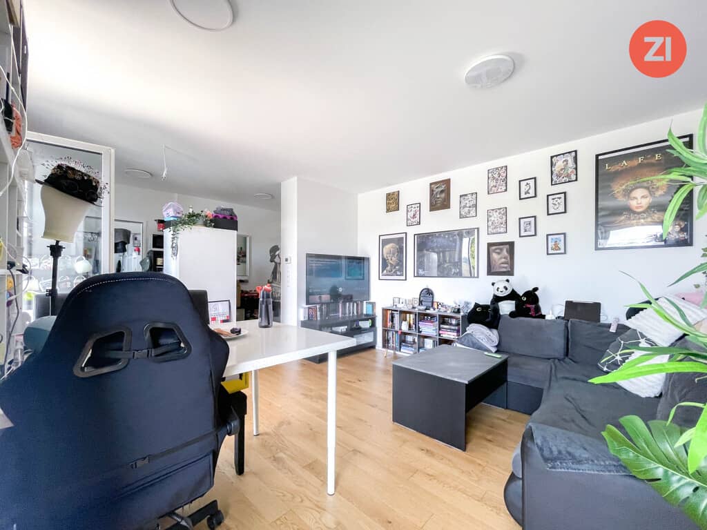 Bright apartment with balcony and good transport links