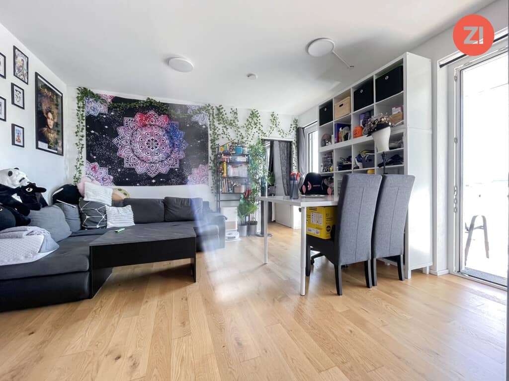 Bright apartment with balcony and good transport links