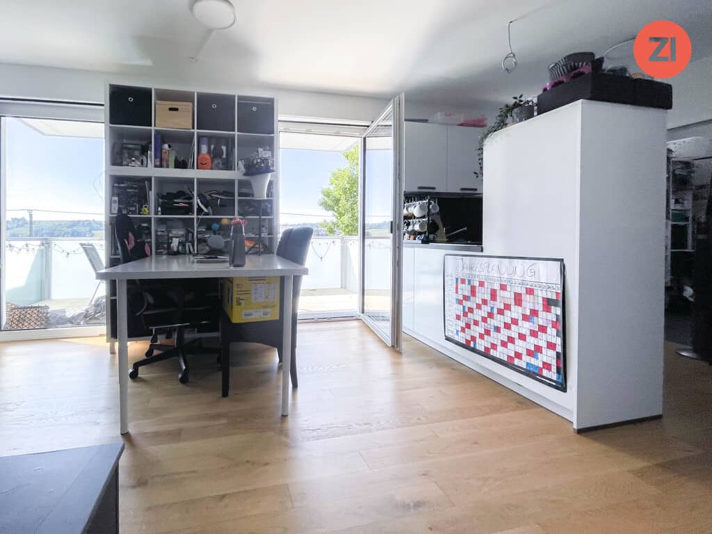Bright apartment with balcony and good transport links