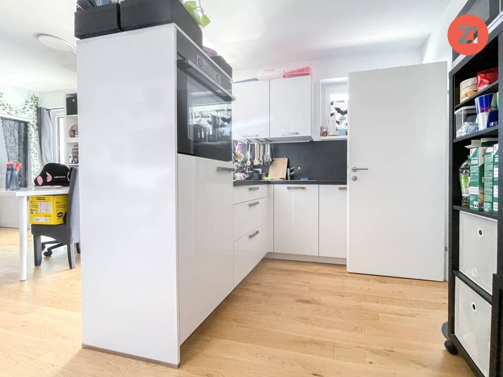 Bright apartment with balcony and good transport links