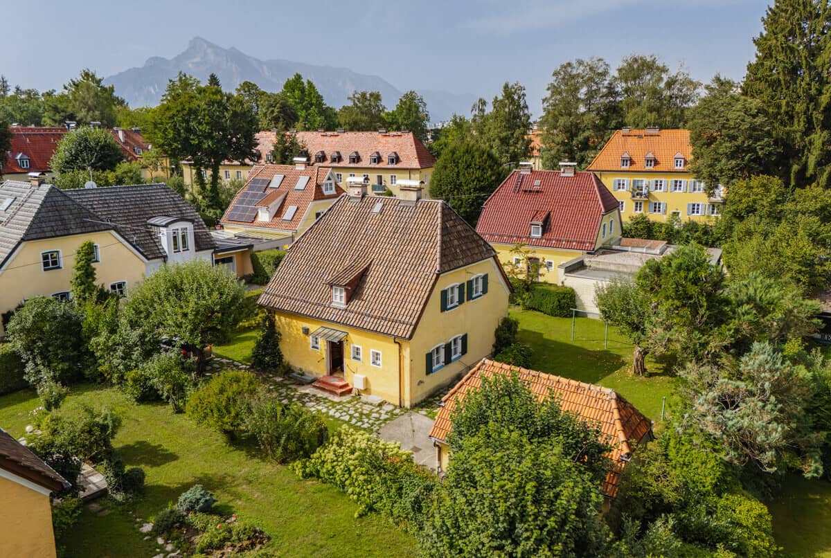 Stylish family apartment with private garden in Parsch