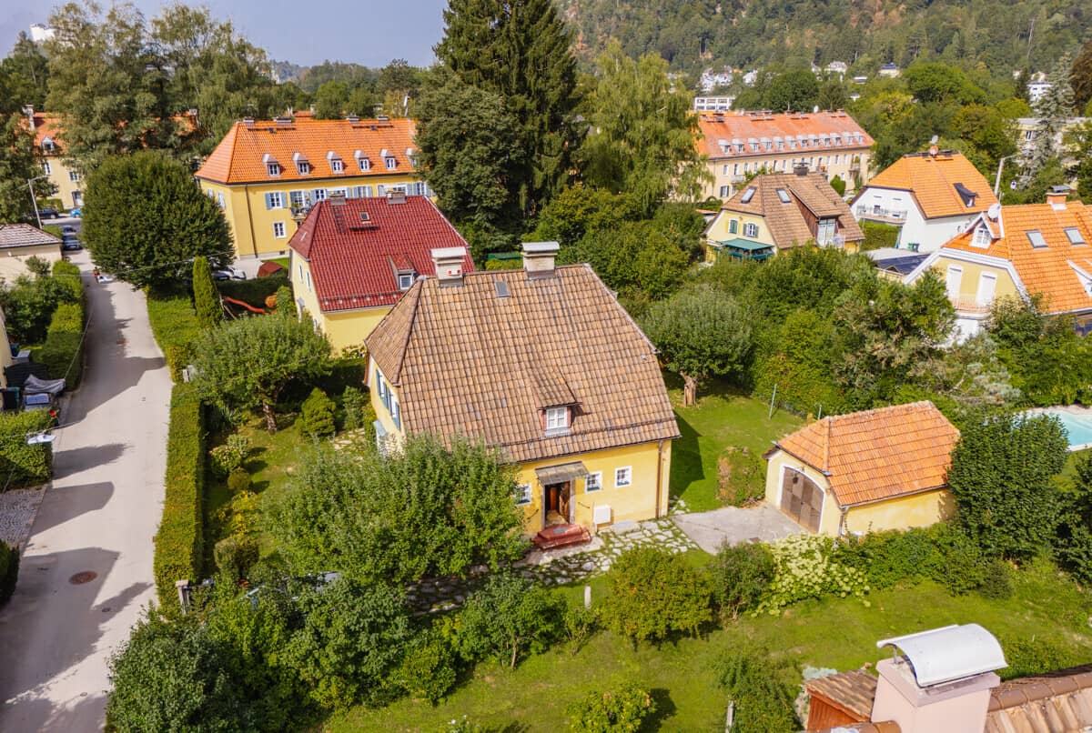 Stylish family apartment with private garden in Parsch