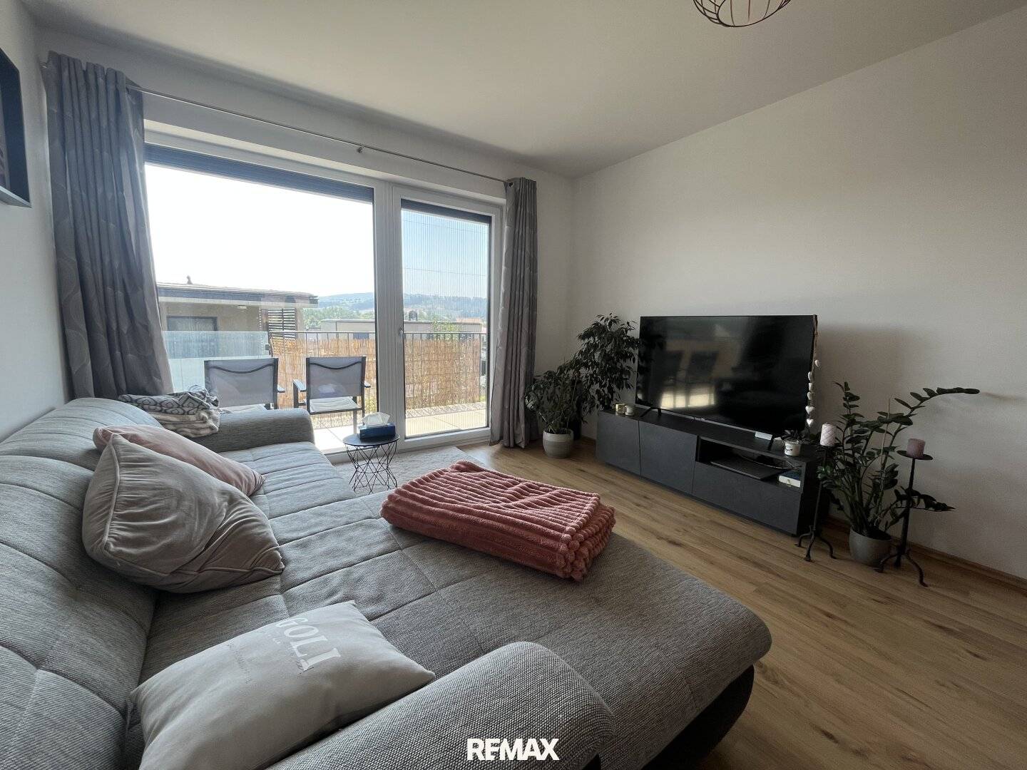 Modern 3-room apartment with kitchen and balcony