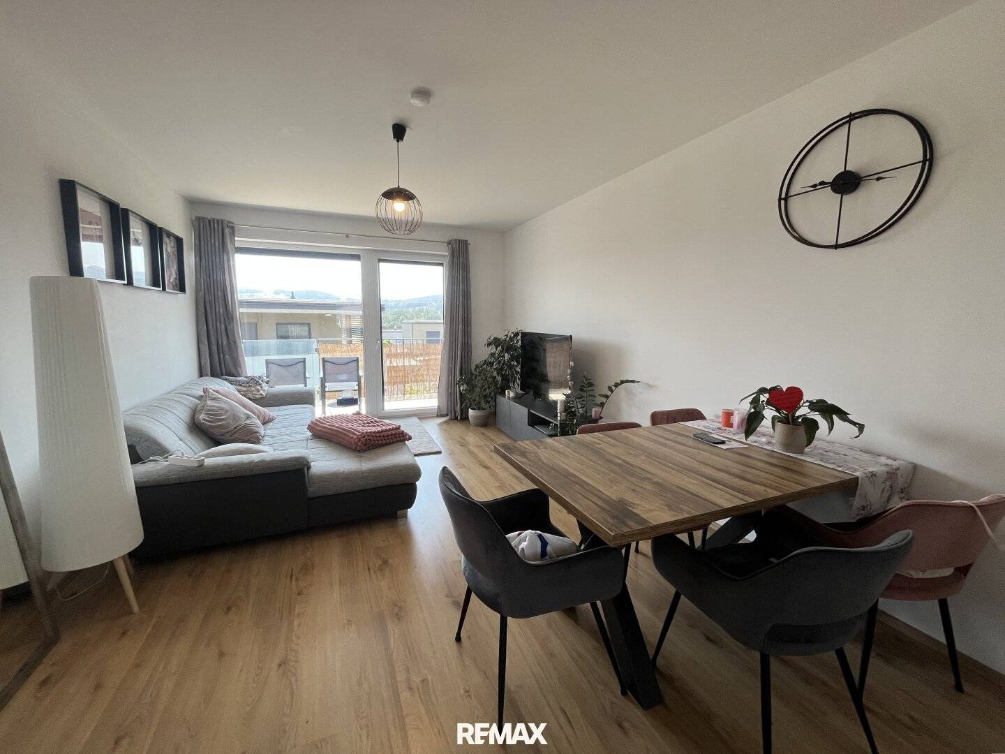 Modern 3-room apartment with kitchen and balcony