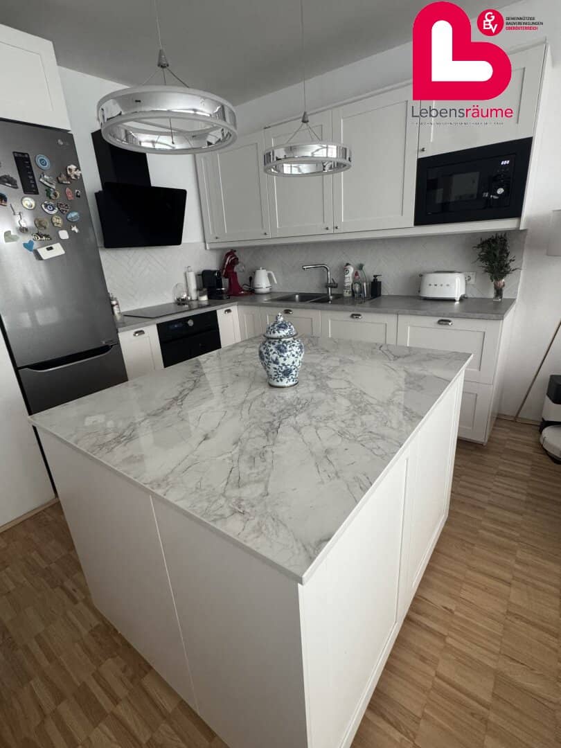 Spacious 3-room apartment in Kremsdorf with loggia and underground parking space
