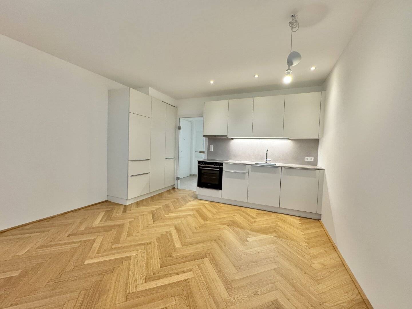 FREIER MIETZINS - TOP MODERNE 2 ZIMMER + TERRASSE IN BIEDERMEIER ARCHITEKTUR