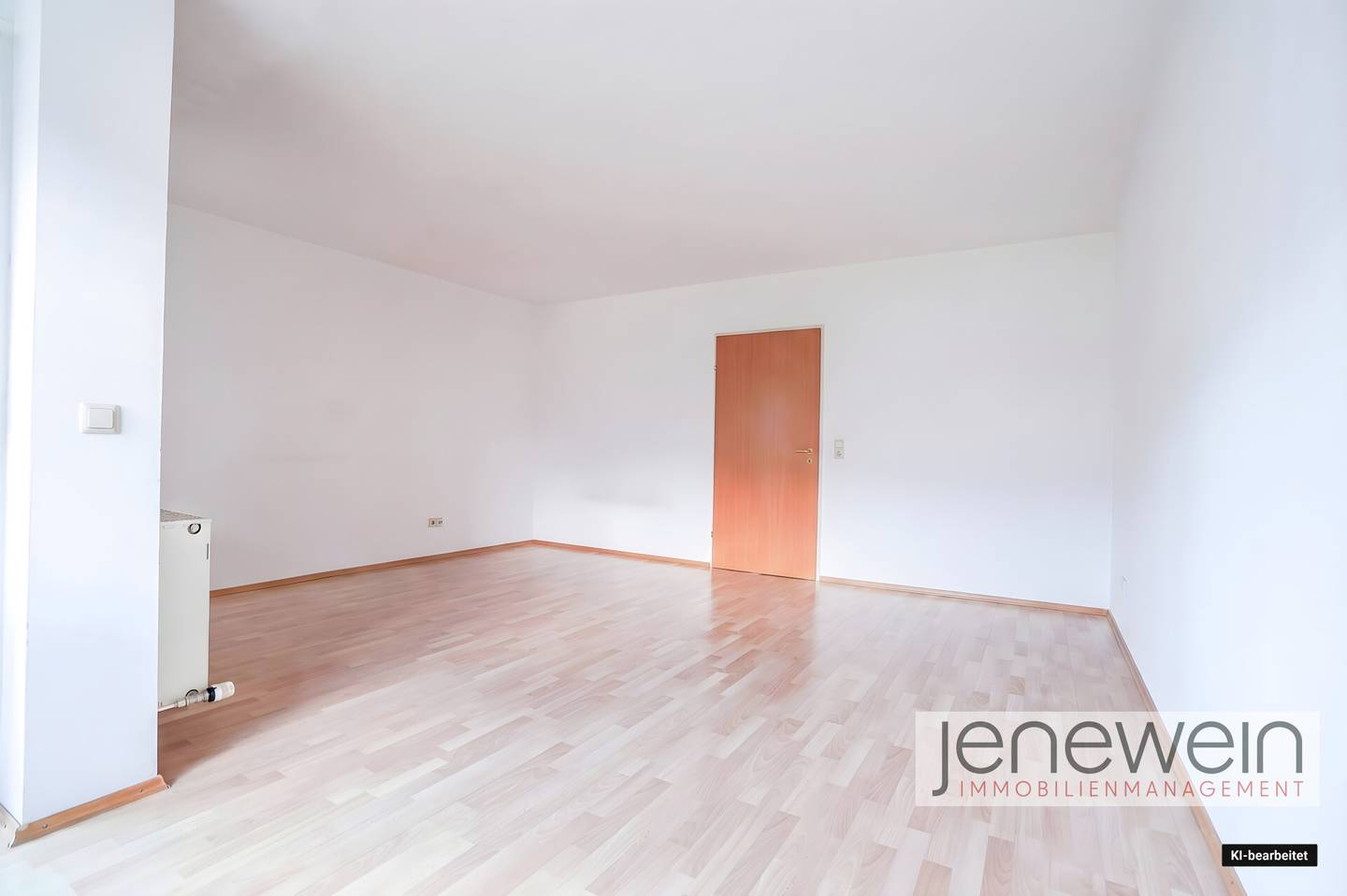 Helle Garçonnière mit sonnigem Südbalkon und Keller