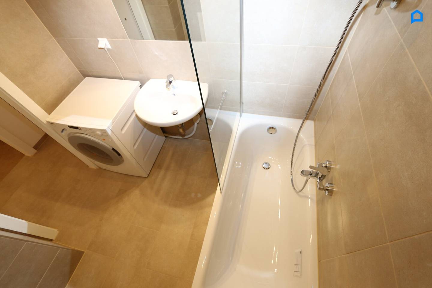 U-Bahn-Nähe, helles 1 Zimmer Apartment (1.OG) mit verglaster Loggia, schönes Bad, WC, Garagen-Stapelparkplatz optional anmietbar, Gartenbenützung