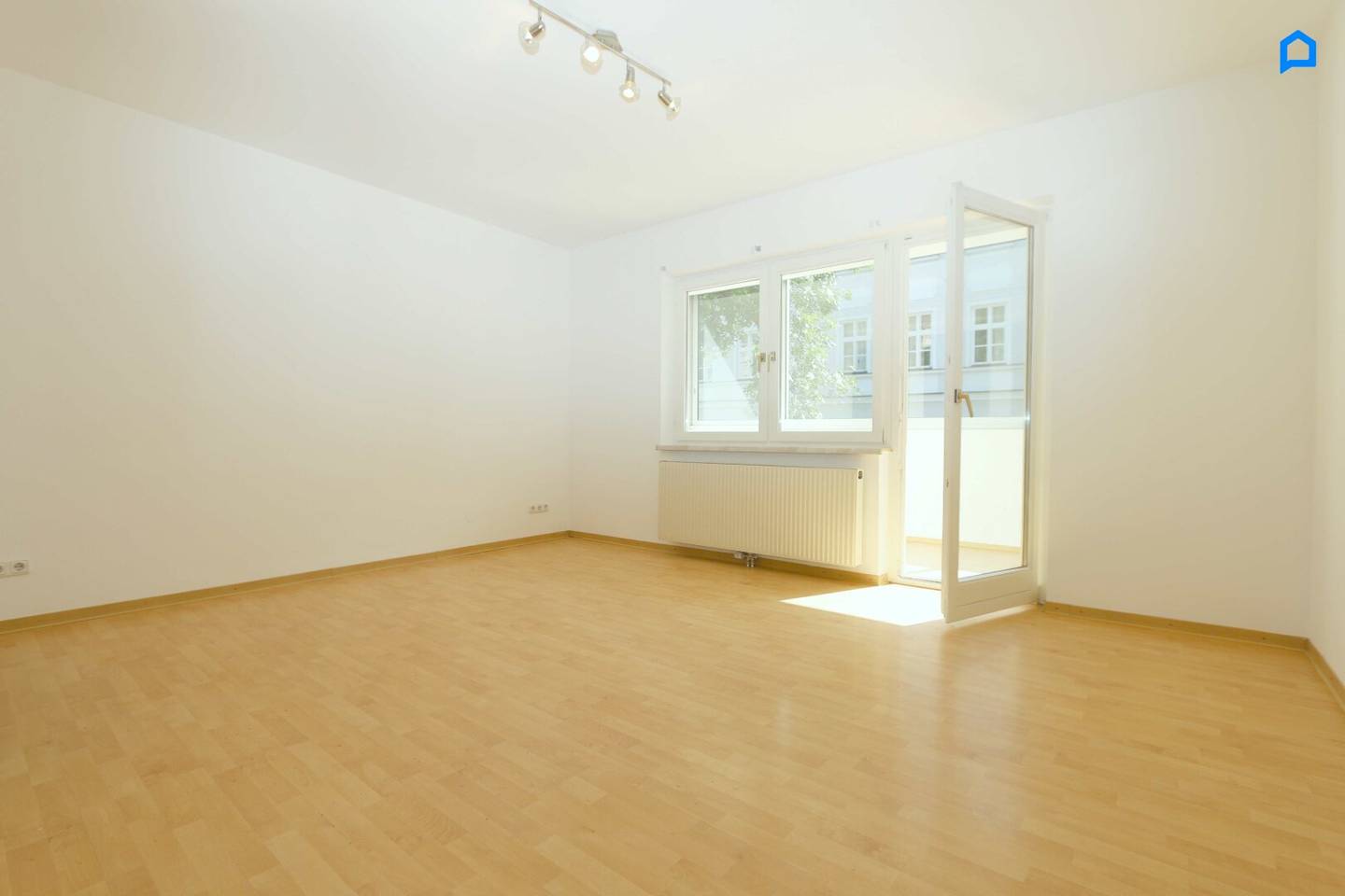 U-Bahn-Nähe, helles 1 Zimmer Apartment (1.OG) mit verglaster Loggia, schönes Bad, WC, Garagen-Stapelparkplatz optional anmietbar, Gartenbenützung