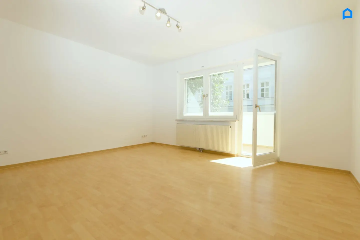 U-Bahn-Nähe, helles 1 Zimmer Apartment (1.OG) mit verglaster Loggia, schönes Bad, WC, Garagen-Stapelparkplatz optional anmietbar, Gartenbenützung