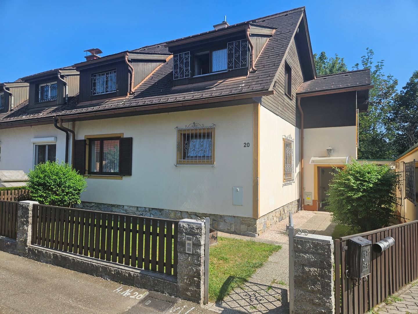 Sunny family apartment with garden and garage