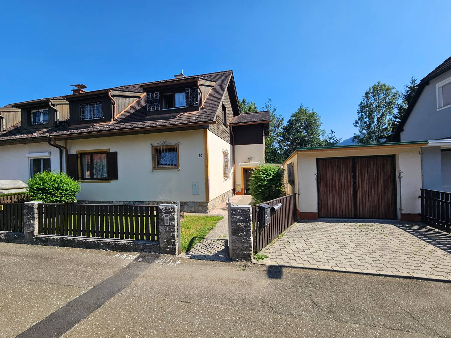 Sunny family apartment with garden and garage