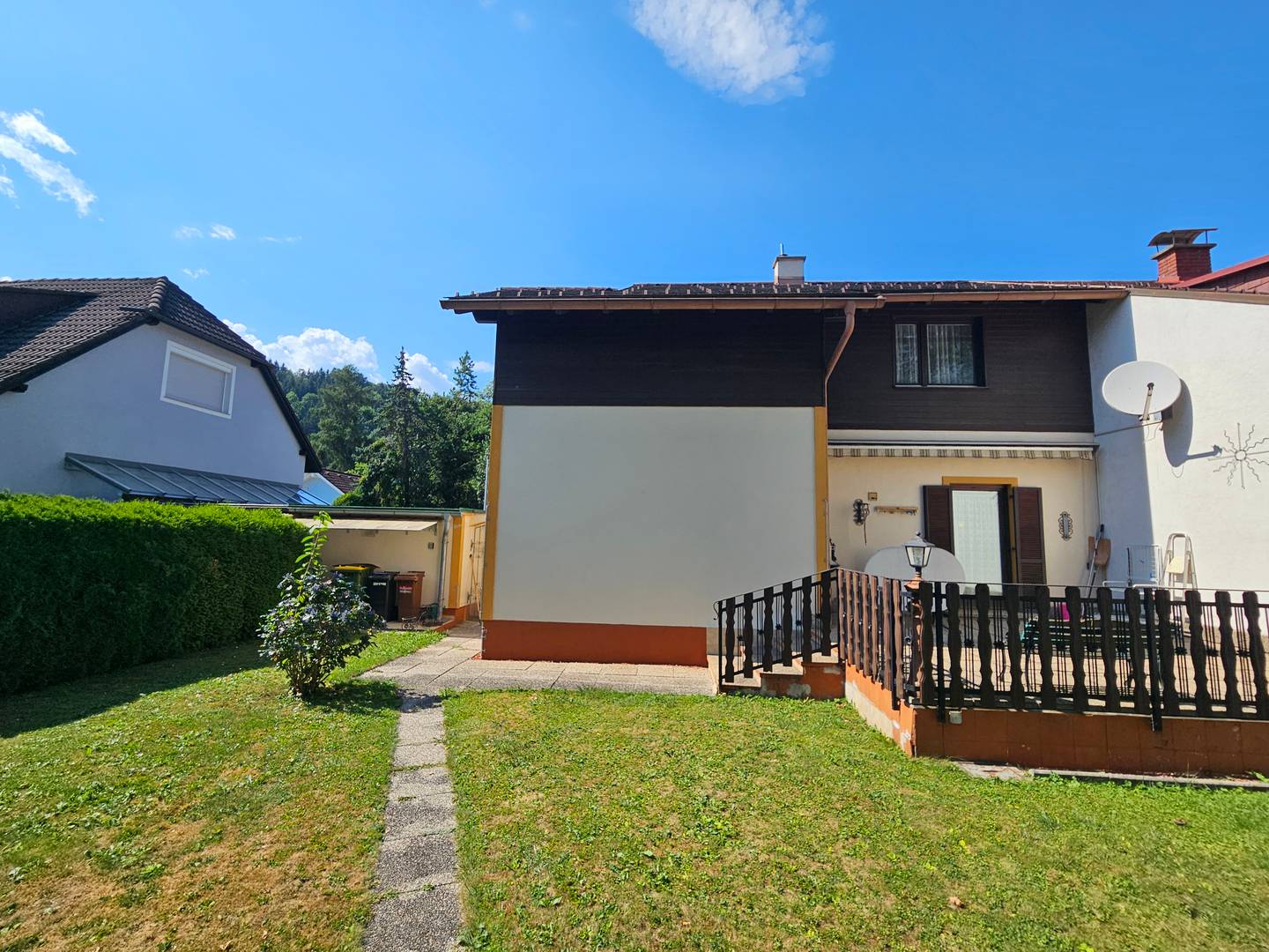 Sunny family apartment with garden and garage