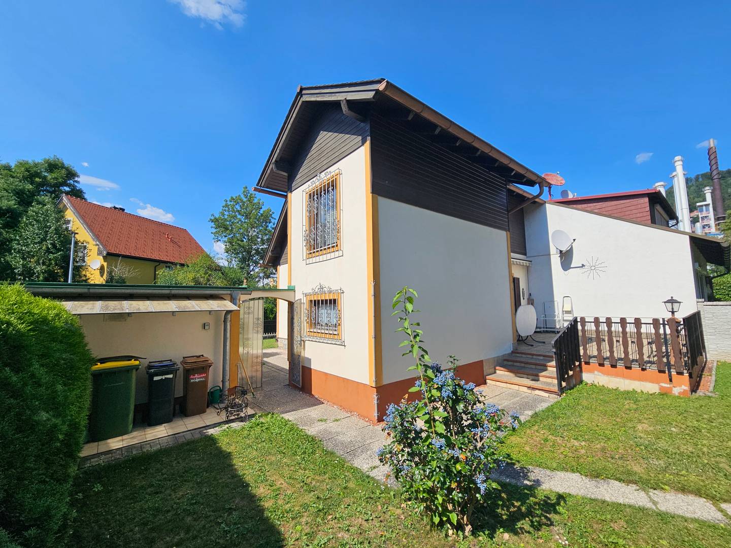 Sunny family apartment with garden and garage
