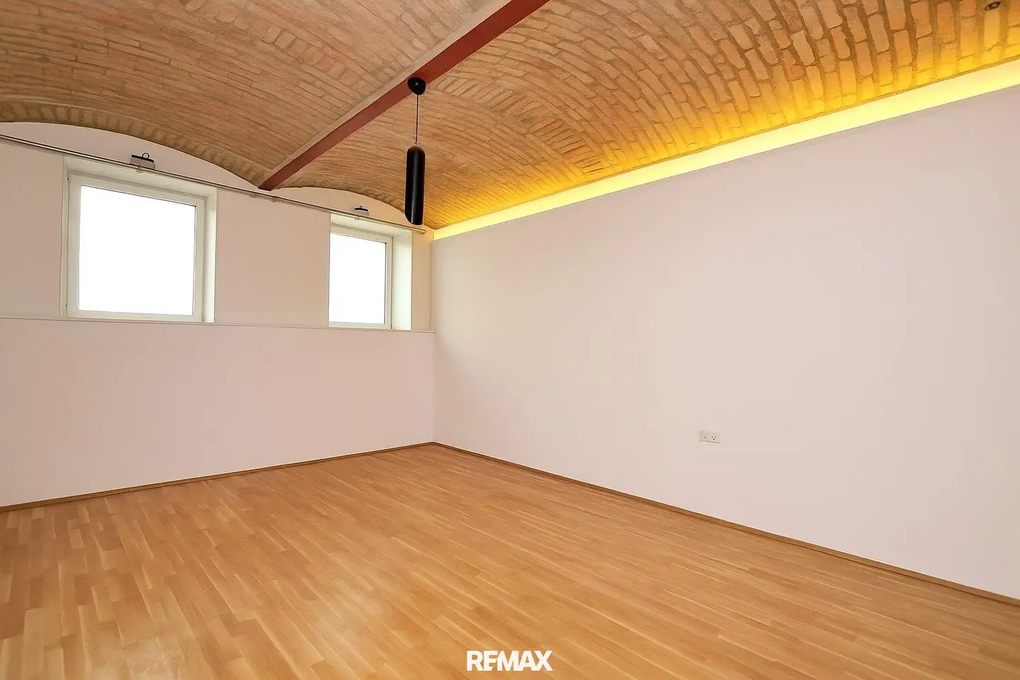 OFFER PROCEDURE | One home – two possibilities: flexible old building near U4