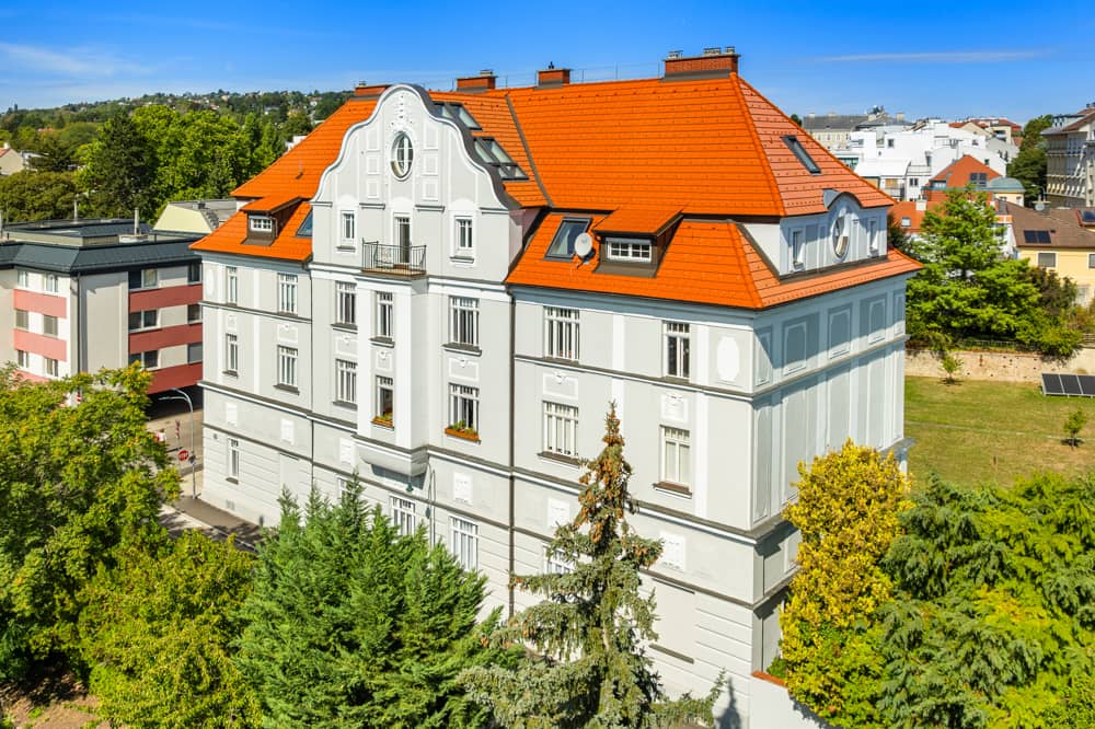 Erdgeschosswohnung in Jugendstilhaus mit Privatgarten und Pool