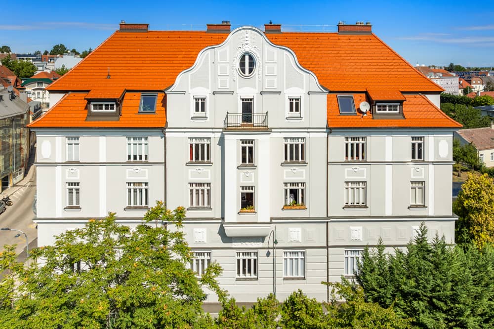 Erdgeschosswohnung in Jugendstilhaus mit Privatgarten und Pool