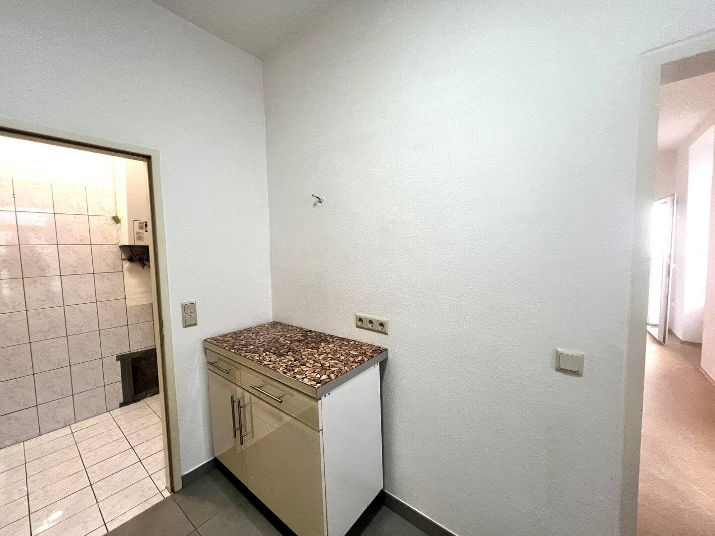 Nice 1-room apartment (starter or single apartment) incl. car parking space near Columbuscenter and pedestrian zone
