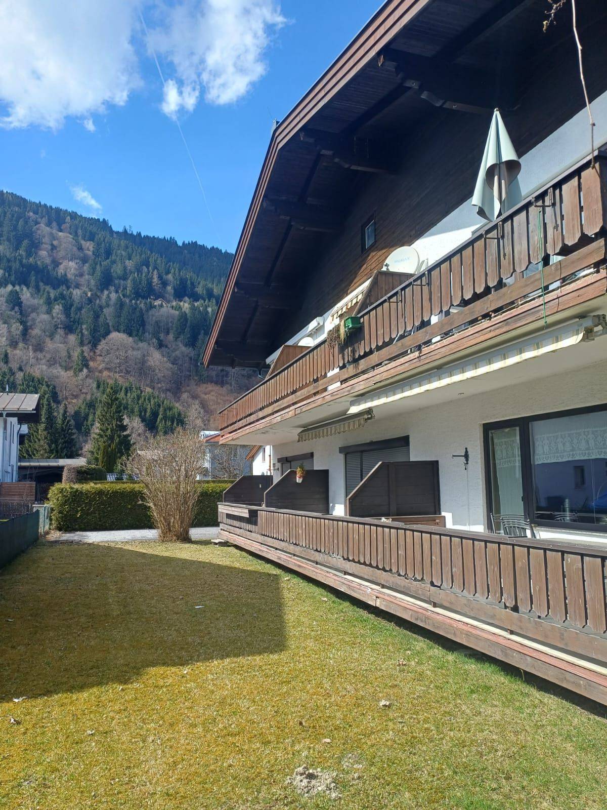 Garçonnière quiet location with covered balcony