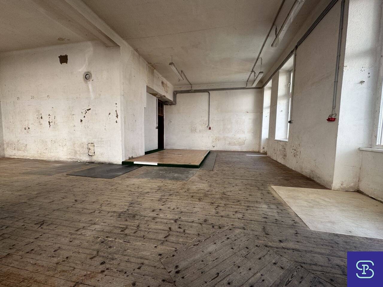 Spacious 98m² storage space near U3 Schweglerstraße - 1150 Vienna