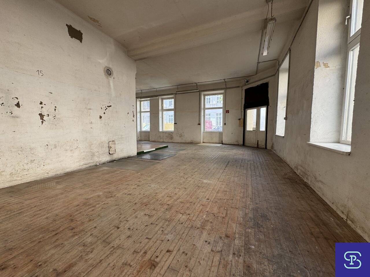 Spacious 98m² storage space near U3 Schweglerstraße - 1150 Vienna