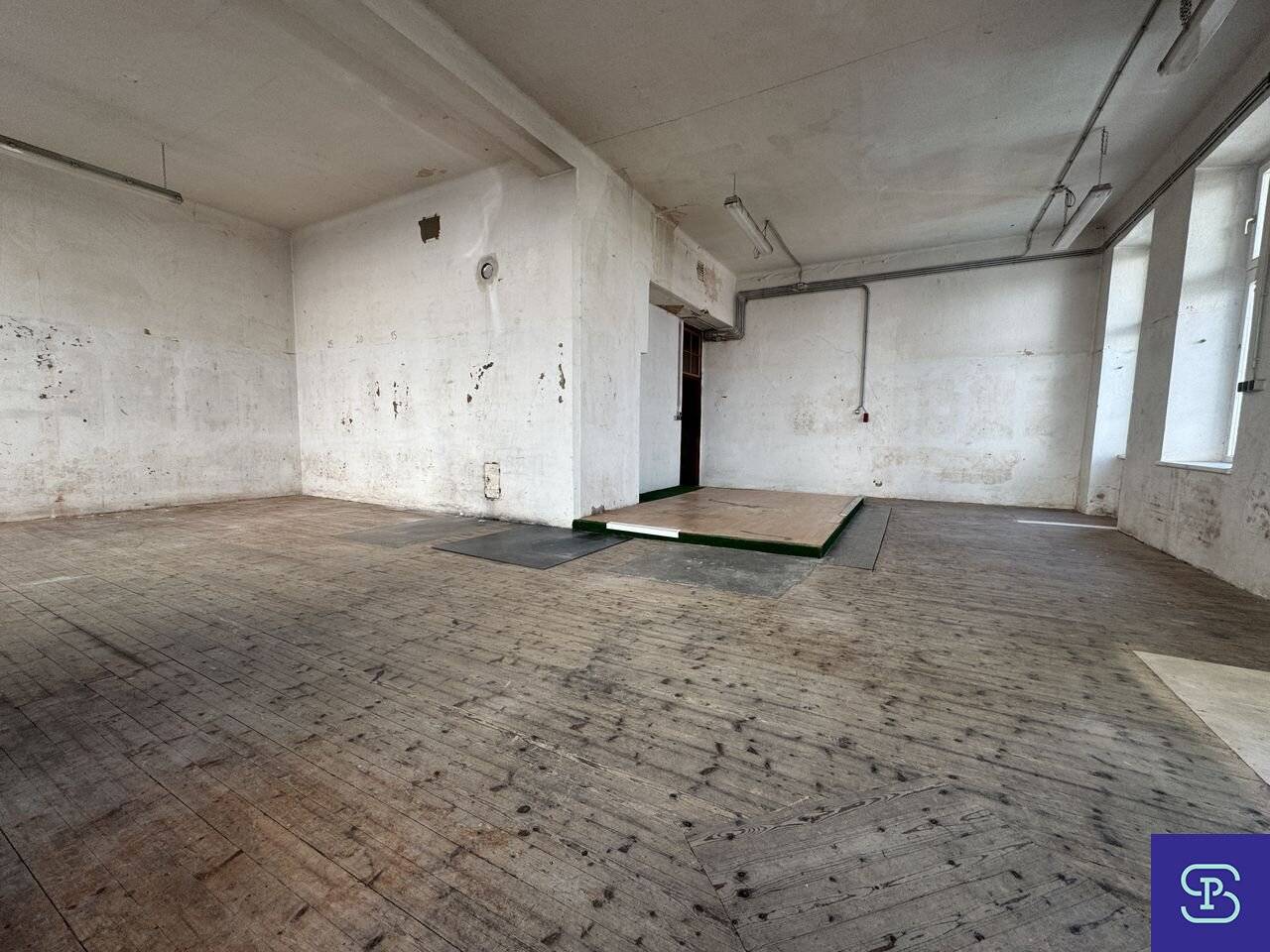 Spacious 98m² storage space near U3 Schweglerstraße - 1150 Vienna