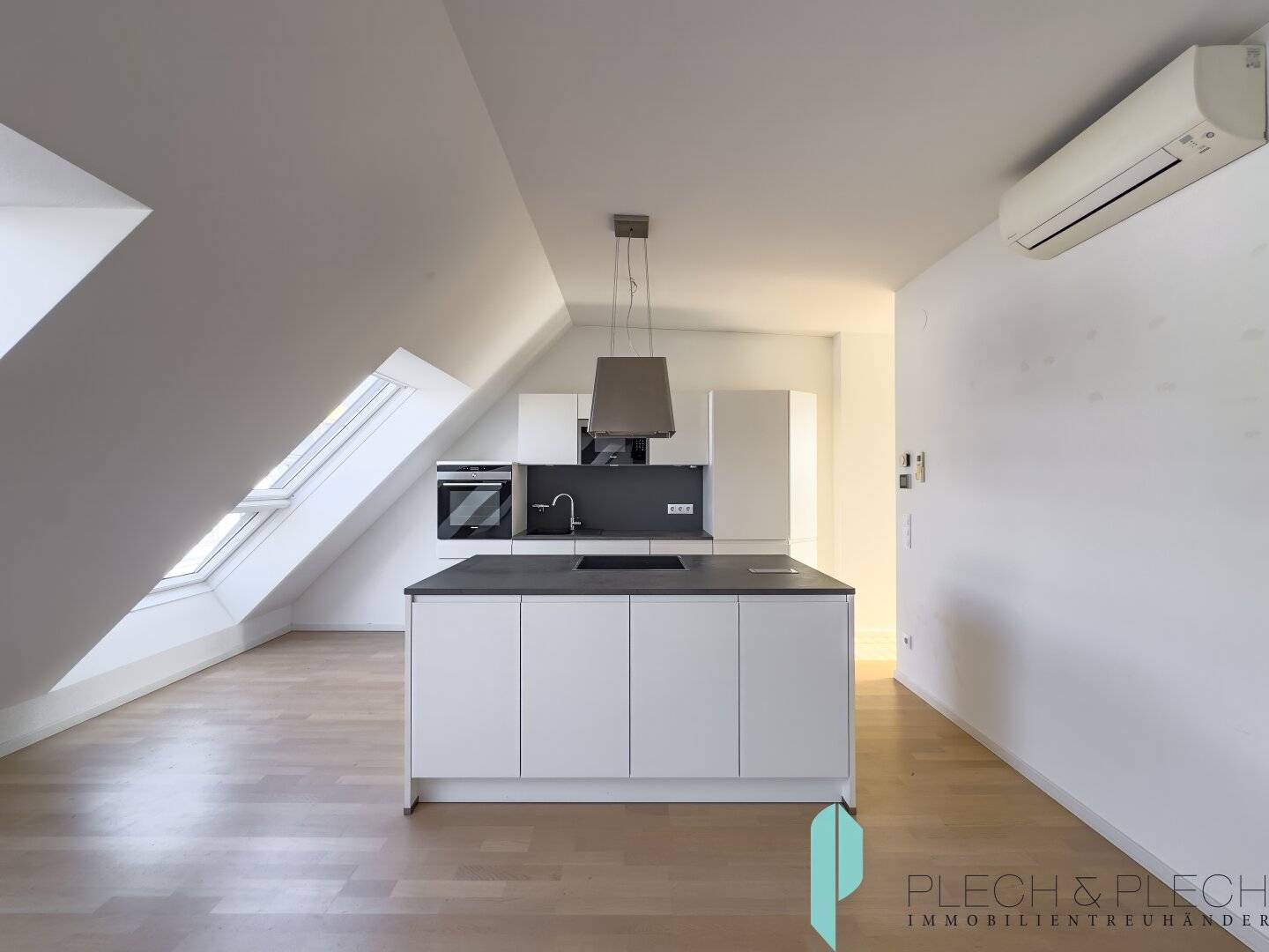 Commission-free modern attic apartment with large terrace