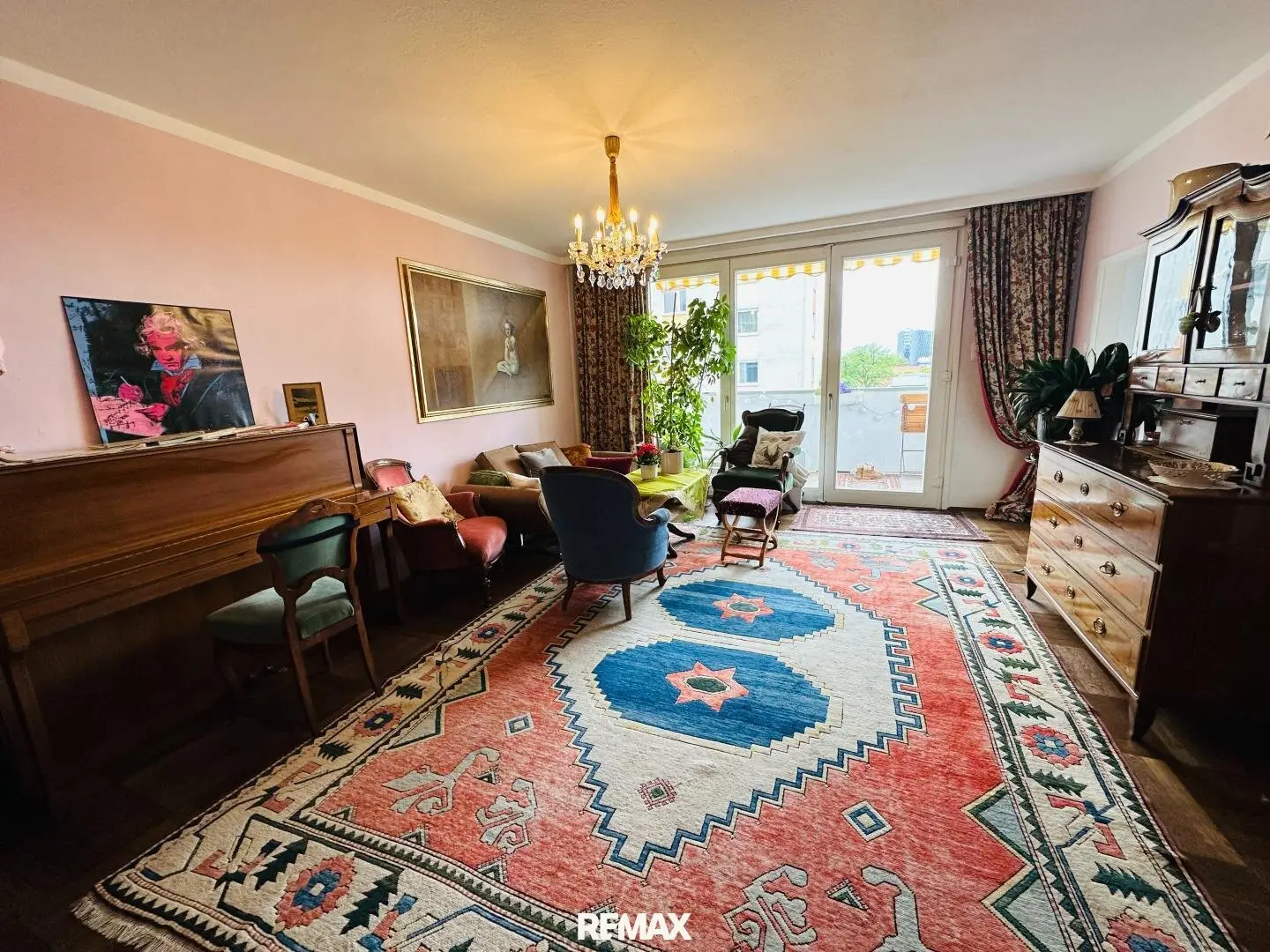 Central yet quiet location! Bright, spacious 4.5-room apartment with loggia in the Jakomini district