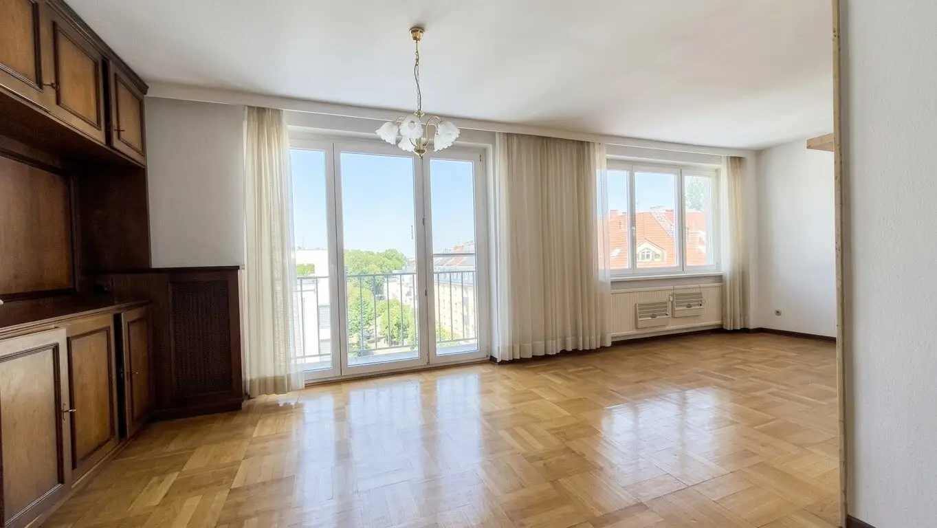 Perfectly laid out 4-room apartment with distant view and car parking space