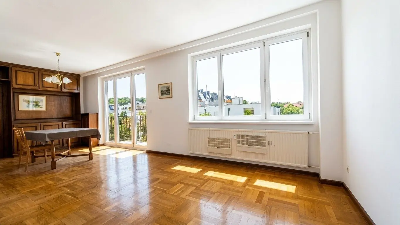 Perfectly laid out 4-room apartment with distant view and car parking space