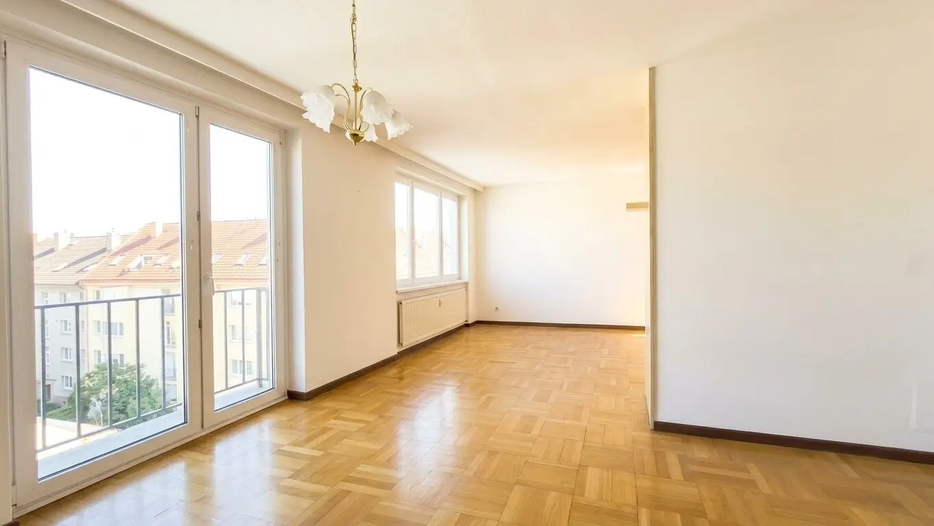 Perfectly laid out 4-room apartment with distant view and car parking space