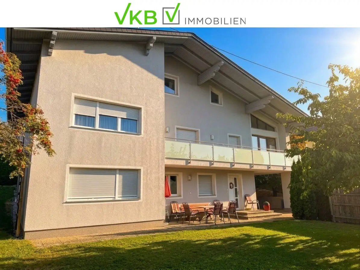 „Drei Wohnungen – ein Zuhause: Großzügiges Mehrfamilienhaus mit Pool, Sauna & Fernblick“