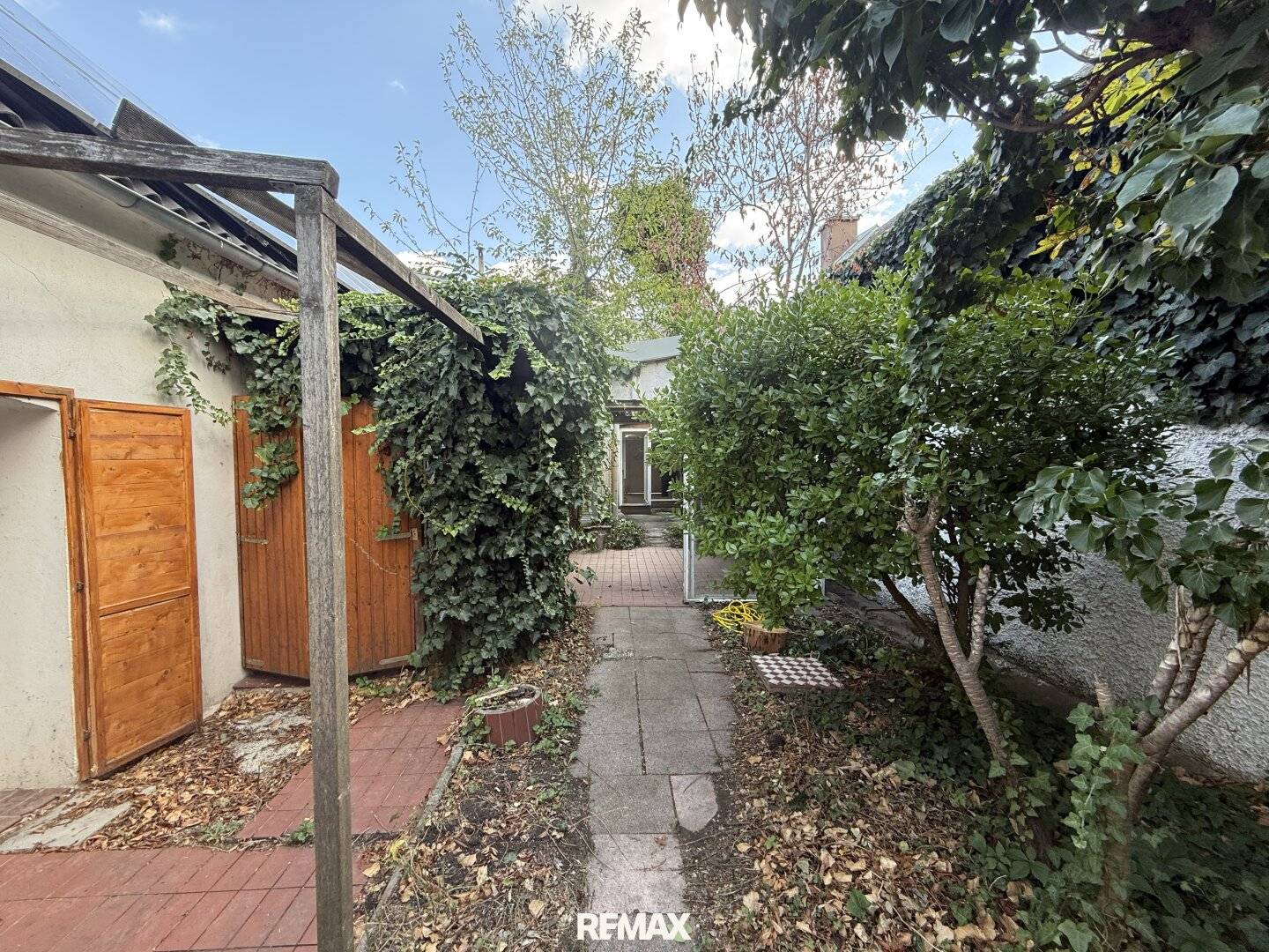 Charming partly in need of renovation architectural gem with optimal usable area, winter garden, natural stone vaulted cellar