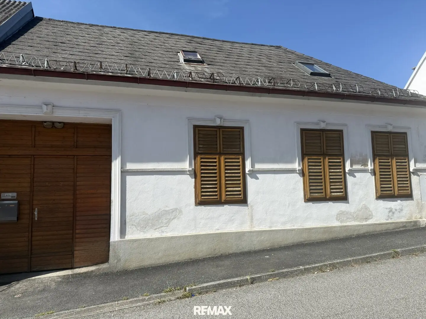 Charming partly in need of renovation architectural gem with optimal usable area, winter garden, natural stone vaulted cellar